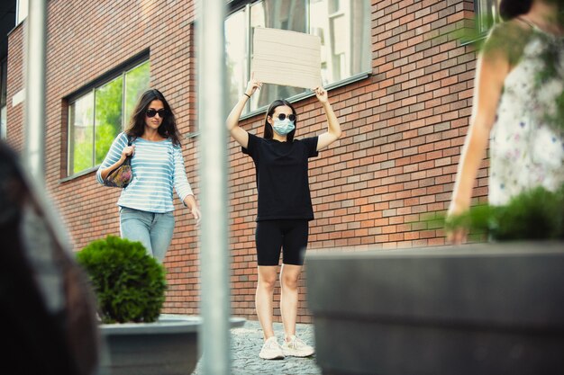 Amigo con signo mujer está protestando por cosas que la molestan