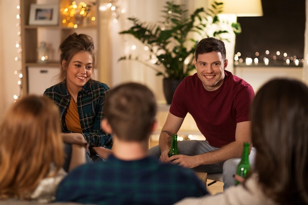 amigos a beber cerveja não alcoólica em casa