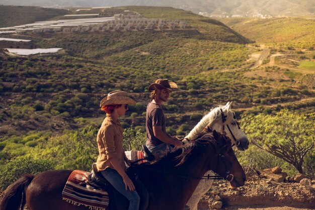 Foto amigos a cavalo na montanha