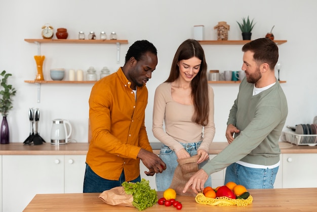 Foto amigos a cozinhar juntos na cozinha.