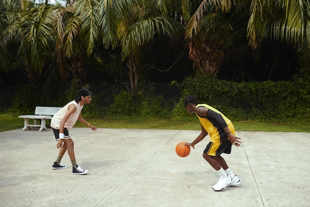 Amigos a jogar streetball.