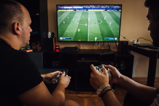 Amigos a jogar videogame em casa.