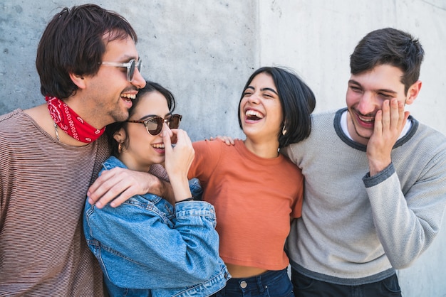 Foto amigos a passar bons momentos juntos.