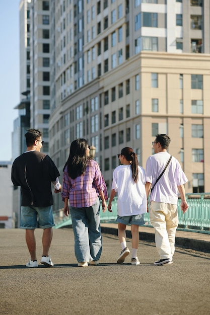 Amigos a passear pelo centro da cidade.