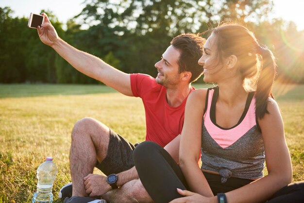 Foto amigos a tirar selfie no parque.