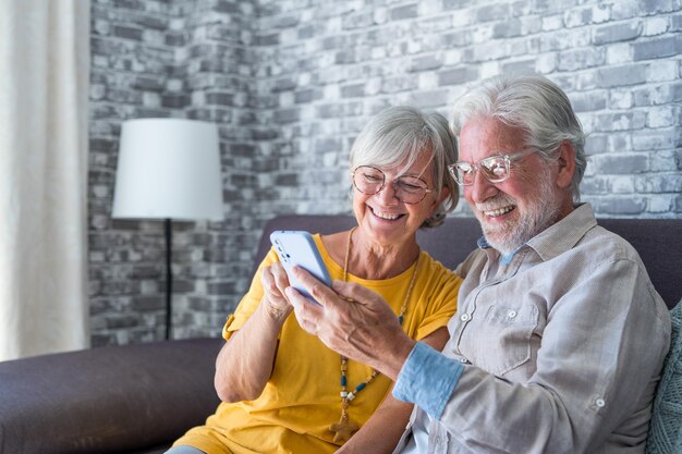 Foto amigos a usar telemóvel