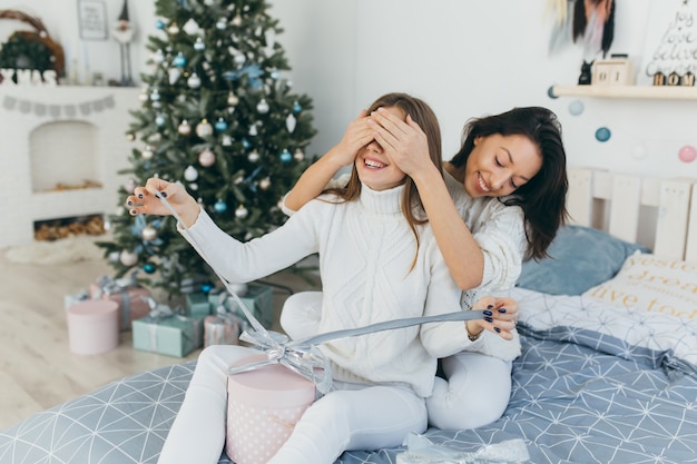 Amigos abriendo regalos de Navidad.