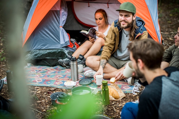 Amigos, acampamento, em, a, floresta, junto