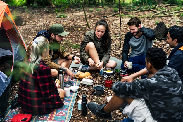 Amigos, acampamento, em, a, floresta, junto