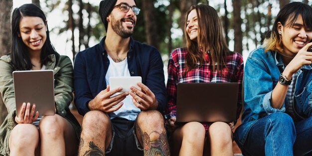 Amigos acampando al aire libre tecnología Concpt