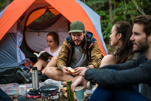 Amigos acampando en el bosque juntos