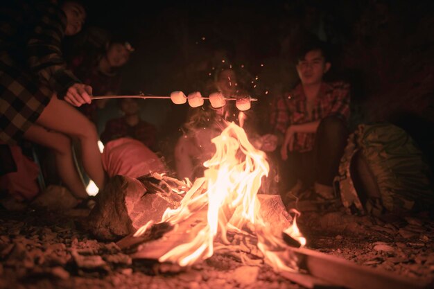 Foto amigos acampando en la cueva por la noche