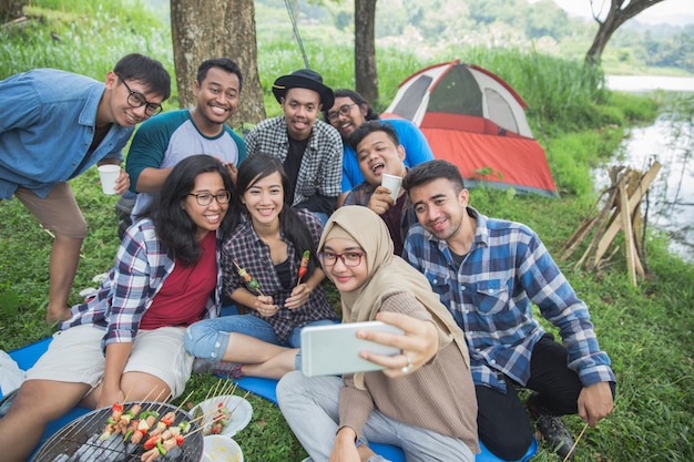 Amigos acampando selfie juntos