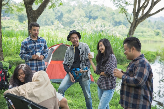 Amigos acampar juntos na floresta