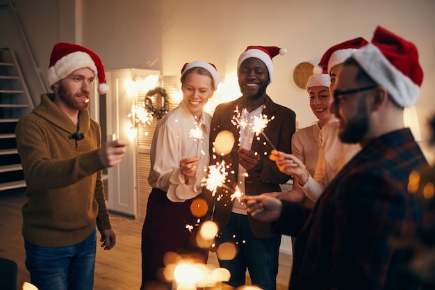 Amigos acendendo estrelinhas na festa de natal