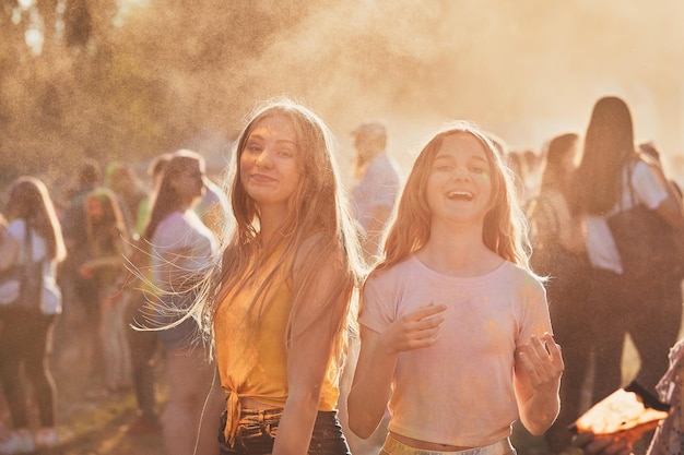 Foto amigos adolescentes alegres disfrutando de holi en el parque