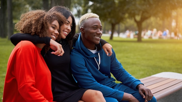 Amigos adolescentes de pessoas de grupos multiétnicos. Estudante afro-americano, asiático, passando um tempo juntos Amizade multirracial