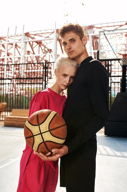 Foto amigos adolescentes disfrutando de un juego de streetball en la cancha al aire libre