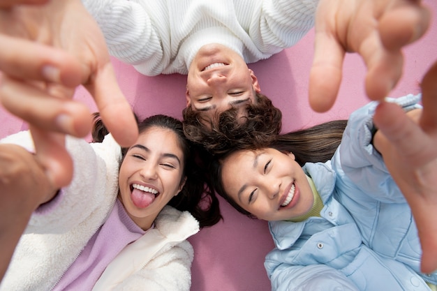 Foto amigos adolescentes divirtiéndose juntos