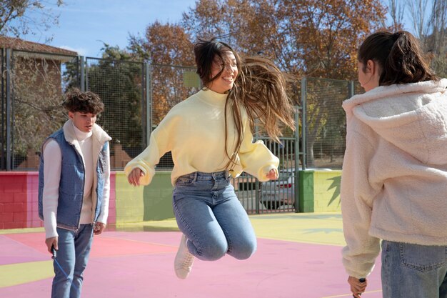 Amigos adolescentes divirtiéndose juntos