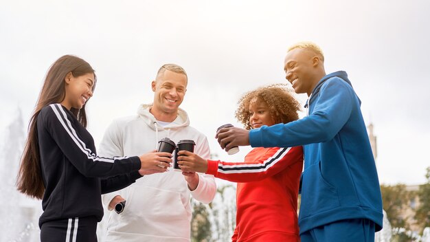 Foto amigos adolescentes de la gente del grupo multiétnico. estudiante afroamericano, asiático, caucásico, pasar tiempo juntos amistad multirracial