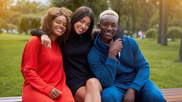 Amigos adolescentes de la gente del grupo multiétnico. Estudiante afroamericano, asiático, pasar tiempo juntos Amistad multirracial