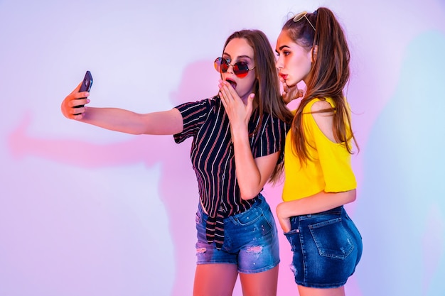 Amigos adolescentes haciendo selfie