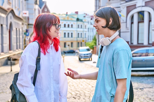 Amigos adolescentes masculinos e femininos conversando na rua da cidade