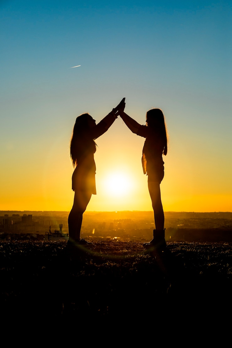 Foto amigos adolescentes se divertindo no pôr do sol. conceito de amizade feminina.