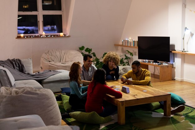 Foto amigos adultos da geração do milênio socializando juntos em casa