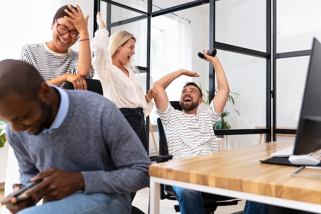 Foto amigos adultos jóvenes que se divierten jugando videojuegos