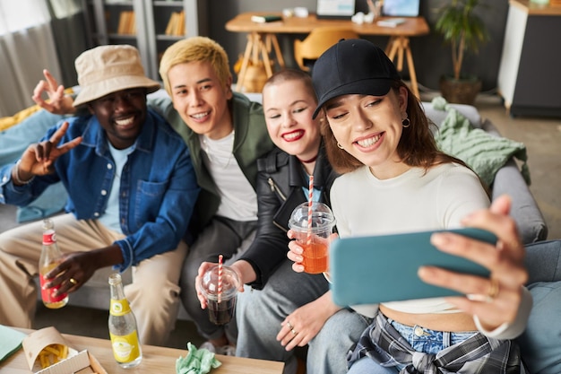 Amigos adultos jóvenes tomando selfies