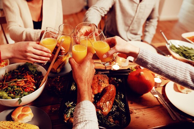 Amigos adultos milenarios celebrando el Día de Acción de Gracias juntos en casa