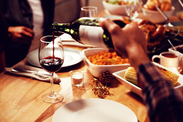 Amigos adultos milenarios celebrando el Día de Acción de Gracias juntos en casa