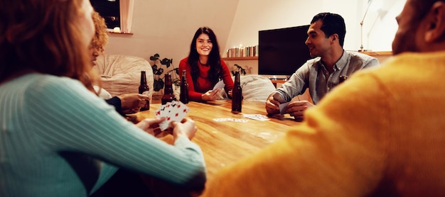 Amigos adultos milenarios socializando juntos en casa