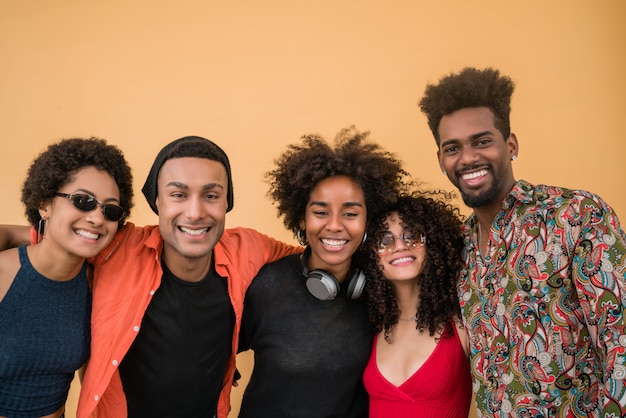 Foto amigos afro se divertindo juntos