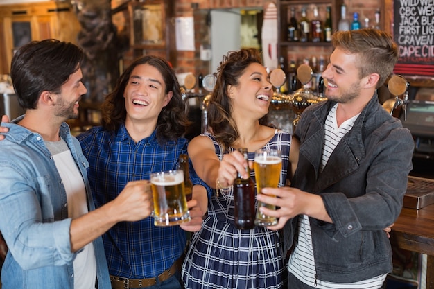 Foto amigos alegres disfrutando en el pub