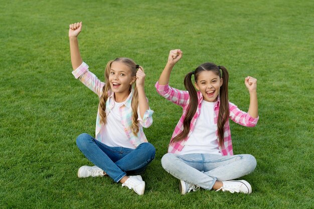 Amigos alegres Hermandad y amistad Colegialas alegres en un día soleado Peinado de coletas de niña disfrutar de las vacaciones de verano Vida feliz Amigos sonrientes felices Diviértete Niños felices relajándose al aire libre