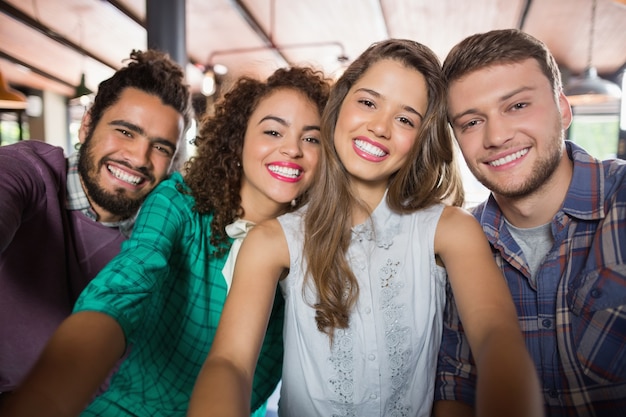 Amigos alegres en restaurante