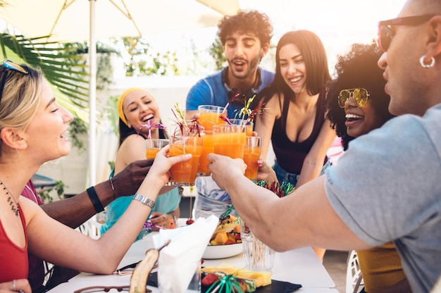 Amigos alegres durante una reunión social