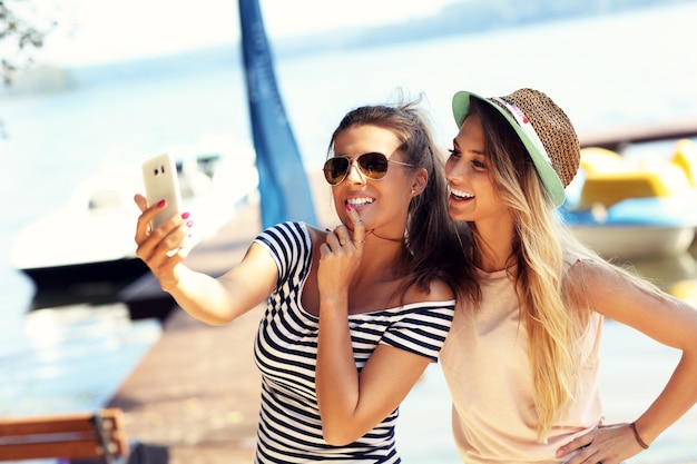 Amigos alegres se divertindo ao ar livre no verão