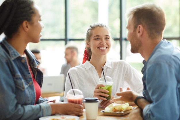 Amigos almorzando en un café de comida rápida