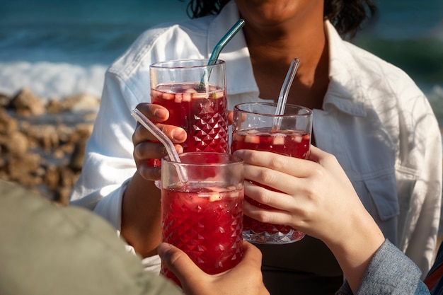 Foto amigos de alto ángulo con bebidas de sangría.