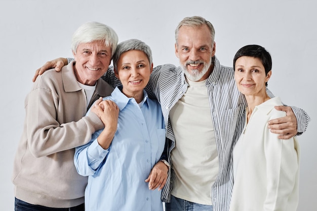 Foto amigos ancianos alegres mirando a la cámara