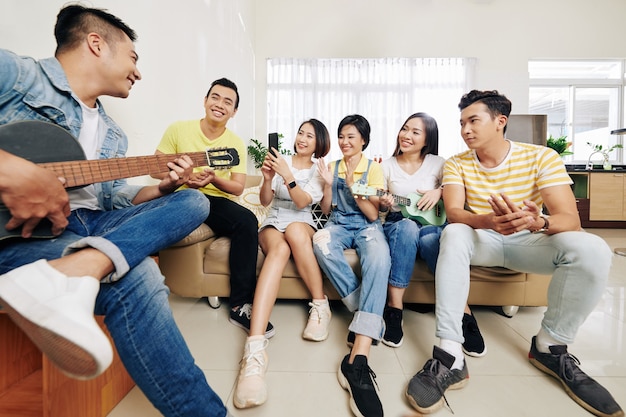 Amigos animados curtindo o homem cantando