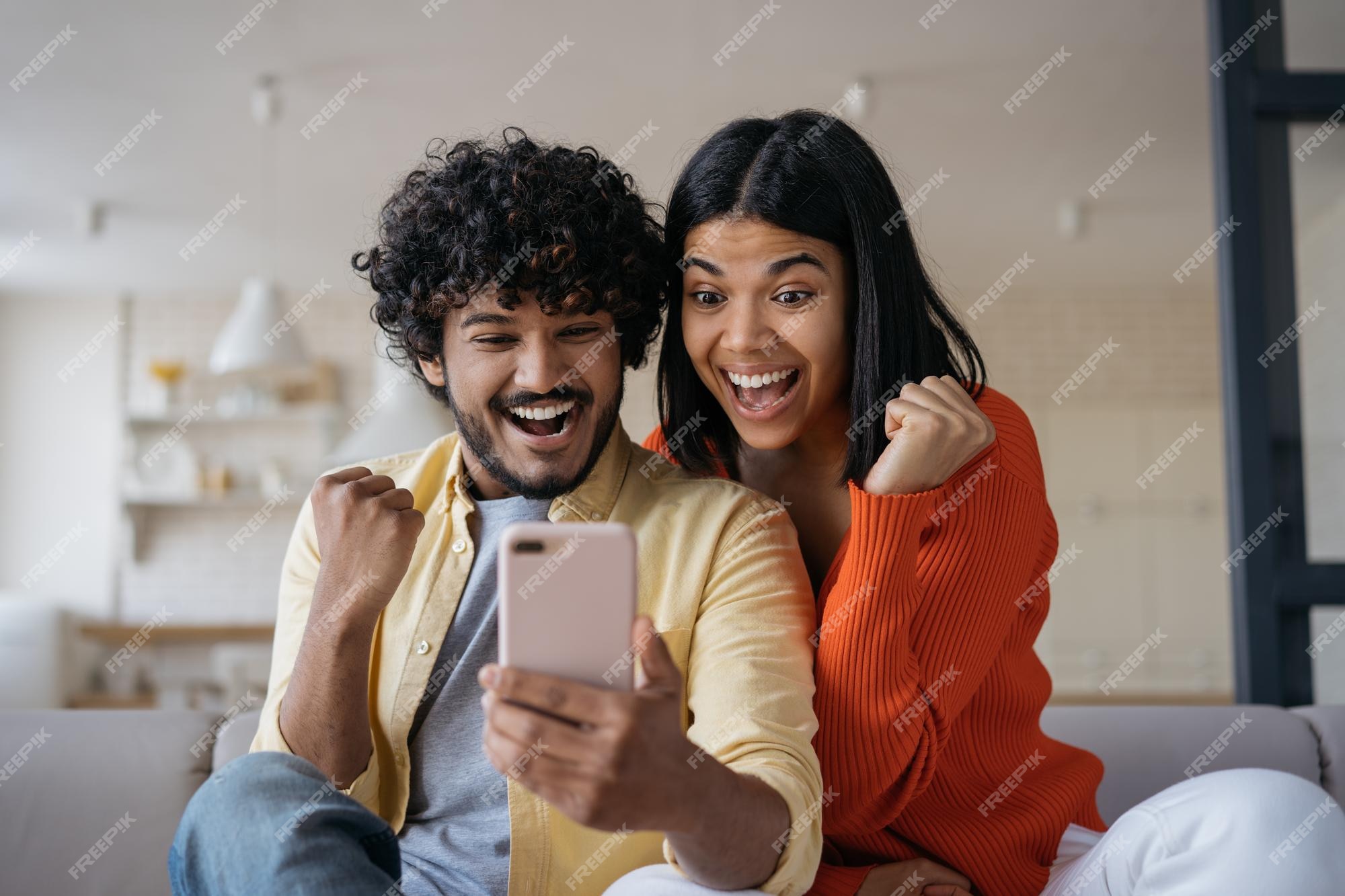 Amigos animados usando smartphone jogando jogo para celular