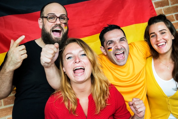 Amigos animando la copa del mundo con bandera pintada