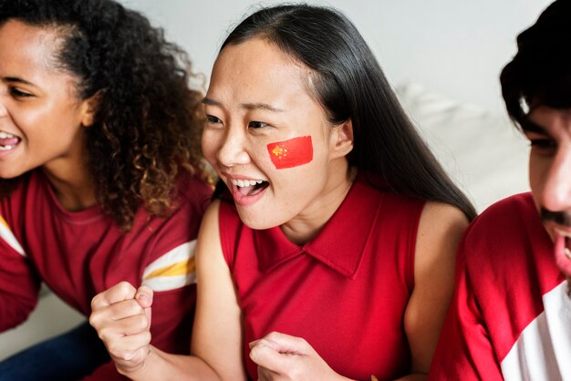 Amigos animando la copa del mundo con bandera pintada