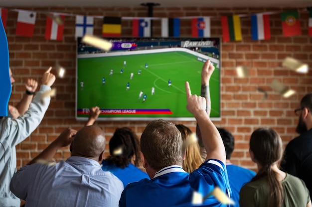 Amigos animando juntos el deporte en el bar