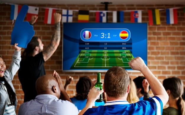 Amigos animando juntos el deporte en el bar